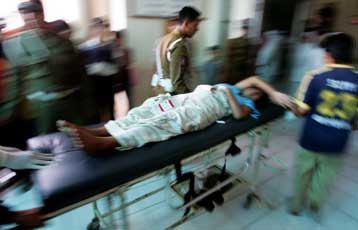 Αυξάνεται δραματικά ο αριθμός των θυμάτων από το τσουνάμι στην Ινδονησία