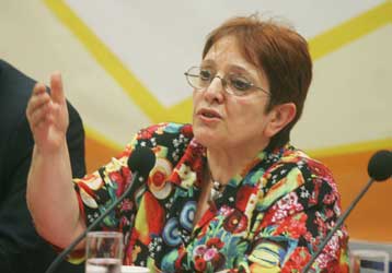 Έντονες επικρίσεις Παπαρήγα σε Καραμανλή, Παπανδρέου για την κρίση στη Μ.Ανατολή