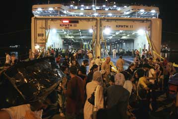 Γέφυρα ανθρωπιστικής βοήθειας προς το Λίβανο καθώς επιστρέφουν οι τελευταίοι Έλληνες