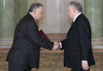 Η «δίδυμη ηγεσία» Καζίνσκι ανέλαβε τις τύχες της Πολωνίας