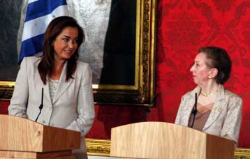 Αμεση κατάπαυση του πυρός στη Μ.Ανατολή ζήτησε από το Λονδίνο η Ντ.Μπακογιάννη