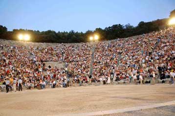 Ο Αριστοφάνης και οι ηρωίδες του Σοφοκλή «υποδέχονται» το κοινό στην Επίδαυρο