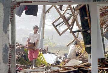 Φόβοι για εξάπλωση ασθενειών στις πληγείσες από το τσουνάμι περιοχές της Ινδονησίας