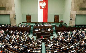 Η Πολωνία απομακρύνει συνεργάτες του κομμουνιστικού καθεστώτος από τη δημόσια ζωή