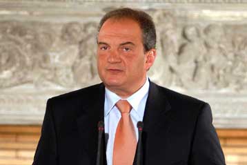 Εναλλακτικά σχέδια προεκλογικών παροχών εξετάζει το Μέγαρο Μαξίμου