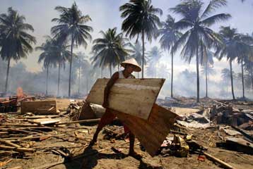 Νέα ισχυρή σεισμική δόνηση 6,6 Ρίχτερ συγκλόνισε την Ινδονησία