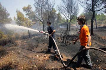 Υπό έλεγχο τέθηκαν οι πυρκαγιές σε Πετρούπολη και Δερβενοχώρια