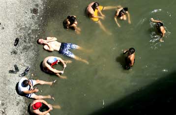 Θύματα και διακοπές ρεύματος από το κύμα καύσωνα στην Καλιφόρνια