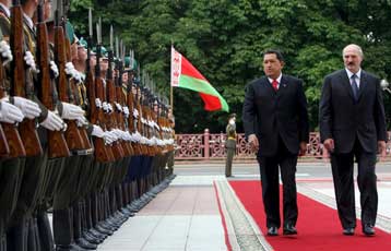 Έπαινοι Ούγκο Τσάβες στο μοντέλο «κοινωνικού κράτους» της Λευκορωσίας