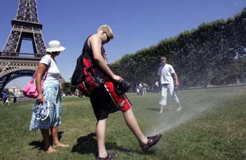 Γιατρούς και νοσοκόμους αναζητούν οι γαλλικές Αρχές για την αντιμετώπιση του καύσωνα