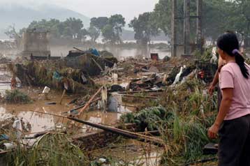 Καταστροφικές πλημμύρες πλήττουν τη Βόρειο Κορέα με δεκάδες νεκρούς