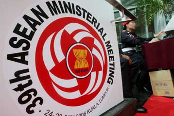 Συνομιλίες με την Πιονγιάνγκ, στο περιθώριο της ASEAN, προωθεί η Σεούλ