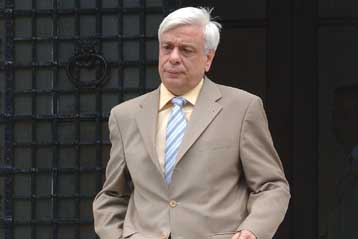 Κόντρα του ΠΑΣΟΚ με την κυβέρνηση για προσλήψεις σε «γαλάζιους» δήμους