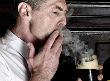 Γιατί οι καπνιστές πίνουν περισσότερο αλκοόλ