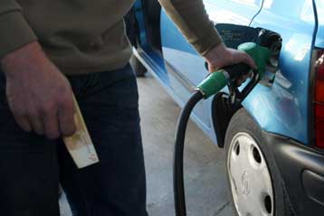 Αισχροκέρδεια στα πρατήρια 12 νομών της χώρας διαπιστώνει ο Δ.Σιούφας