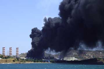 Κίνδυνος τοξικής μόλυνσης από πυρκαγιά σε εργοστάσιο διαλυτών στο Λαύριο