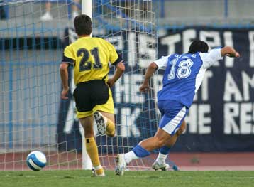 Ο Ηλυσιακός νίκησε 2-1 τον Ατρόμητο, που έπαιξε με δύο ενδεκάδες