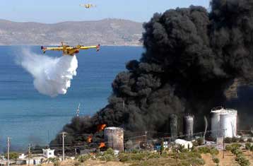 Καθησυχαστικές οι αρχές για τον κίνδυνο τοξικής μόλυνσης λόγω της φωτιάς στο Λαύριο