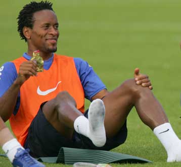 Ελπίζει ο Ολυμπιακός για Ζε Ρομπέρτο, απομακρύνεται η Μονακό από τον Τουρέ