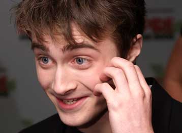 Γυμνή… μαγεία στην πρώτη θεατρική εμφάνιση του Ντάνιελ Ράντκλιφ