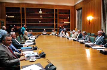 Καλοκαιρινή άδεια για την κυβέρνηση και την αντιπολίτευση