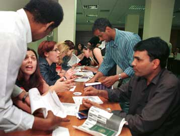 Παροχή δικαιωμάτων στους επί μακρόν διαμένοντες στην Ελλάδα