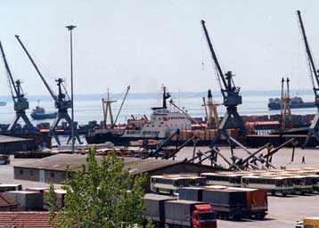 Τοξικές «βόμβες» ταξιδεύουν ανεξέλεγκτες με φορτηγά στο λιμάνι της Θεσσαλονίκης