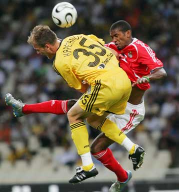 Έναν ακόμα επιθετικό μέχρι την Πέμπτη θέλουν η ΑΕΚ και ο Φερέρ