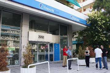 Τα ασφαλιστικά ταμεία θα πωλήσουν μετοχές της Εμπορικής στην Credit Agricole