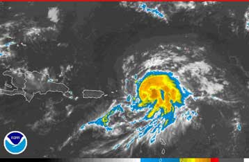 Καύσωνας πλήττει τις ανατολικές ακτές των ΗΠΑ, ενώ πλησιάζει τροπική καταιγίδα