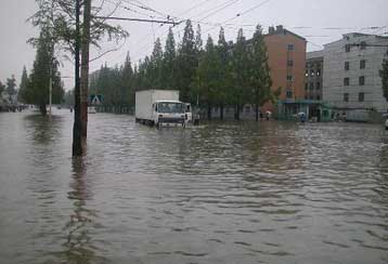 Στους 10.000 ανέρχονται οι νεκροί και αγνοούμενοι από τις πλημμύρες στη Β.Κορέα