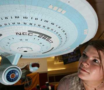 Στο σφυρί βγαίνουν χαρακτηριστικά αντικείμενα από τη σειρά Star Trek