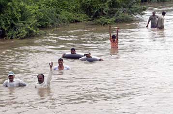 Δεκάδες θύματα από πλημμύρες στην Κίνα, την Ινδία και το Πακιστάν