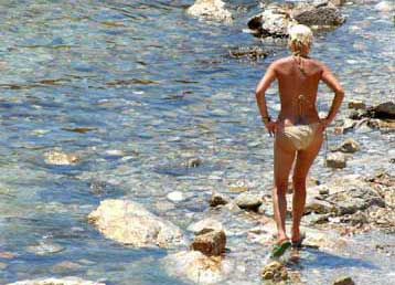 Αναστάτωση στους λουόμενους από πετρελαιοκηλίδα στις παραλίες της νότιας Αττικής