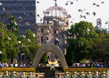 Χιλιάδες άνθρωποι συμμετείχαν στις εκδηλώσεις για την 61η επέτειο της Χιροσίμα