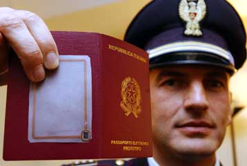 Τα βιομετρικά διαβατήρια «πάσχουν από κενά ασφάλειας»