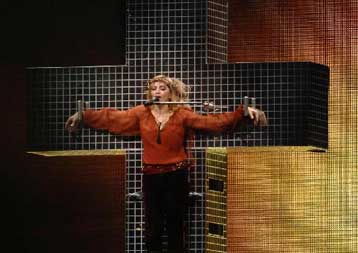 Έντονες αντιδράσεις προκαλεί η «σταύρωση» της Μαντόνα στη Ρώμη