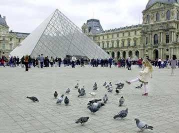 Καταπονείται καθημερινά η διάσημη πυραμίδα του Λούβρου