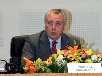 Βαριές ποινές για την παιδοφιλία στο νομοσχέδιο για την ενδοοικογενειακή βία