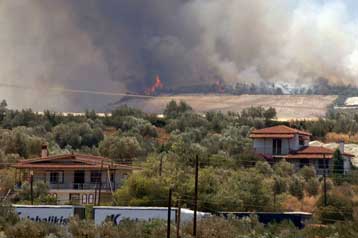 Υπό μερικό έλεγχο τέθηκε η φωτιά στην Ευρωστίνη Κορινθίας