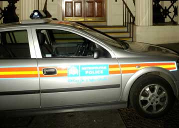 Σύλληψη τριών ατόμων στη Βρετανία για υποκλοπές «βασιλικών» τηλεφώνων