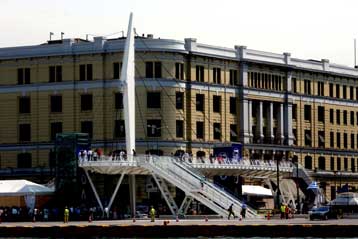 Παραδόθηκε στο κοινό η πεζογέφυρα στο λιμάνι του Πειραιά