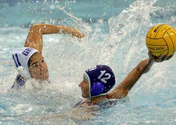 Η εθνική πόλο γυναικών ηττήθηκε 17-7 από τις ΗΠΑ στο FINA Cup