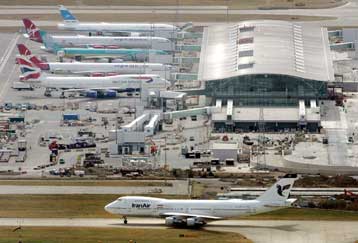 Σε κόκκινο συναγερμό η Βρετανία μετά τις απειλές για ανατίναξη αεροσκαφών