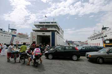 Αυξημένη επιβατική κίνηση στα λιμάνια και μέτρα της Τροχαίας στις εθνικές οδούς