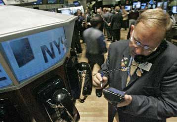 Απώλειες την Παρασκευή στη Γουόλ Στριτ, «διολίσθησαν» οι ευρωπαϊκές αγορές