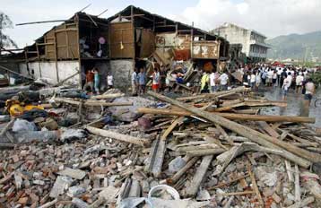 Επιχείρηση διάσωσης και αρωγής στην Κίνα μετά το βαρύ χτύπημα του τυφώνα Σαομάι