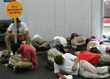 Εγκρίνουν τους χειρισμούς Μπους οι Αμερικανοί, διαφωνούν με απαγόρευση χειραποσκευών