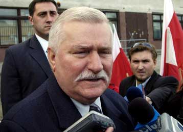 Αφαίρεση πολωνικού τιμητικού τίτλου από τον Γκίντερ Γκρας ζητά ο Βαλέσα