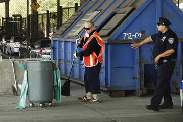 O Boy George παρουσιάζεται για τη βάρδια του οδοκαθαριστή